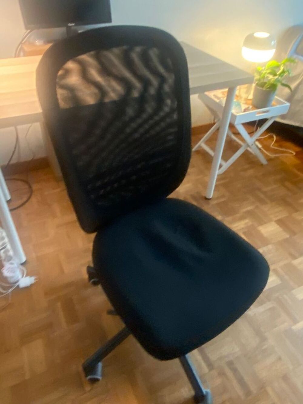 rapide de lampadaire et chaise de travail Meubles