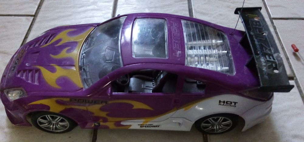 Voiture t&eacute;l&eacute;guid&eacute; Jeux / jouets