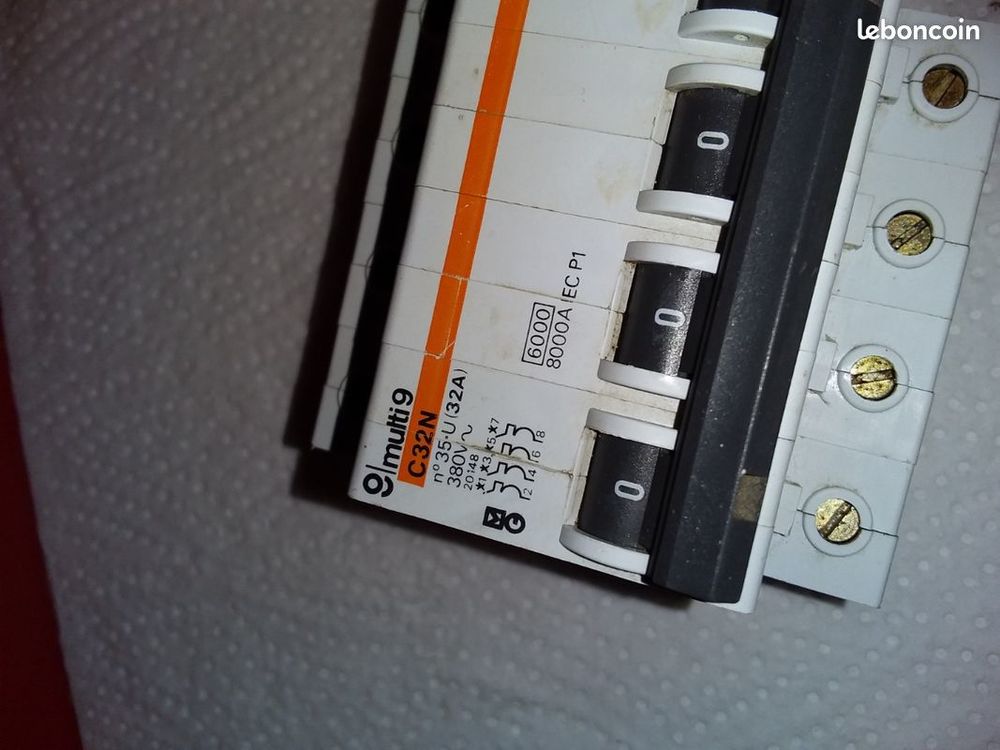 Disjoncteur t&eacute;trapolaire 32a mg ref.20148 Bricolage