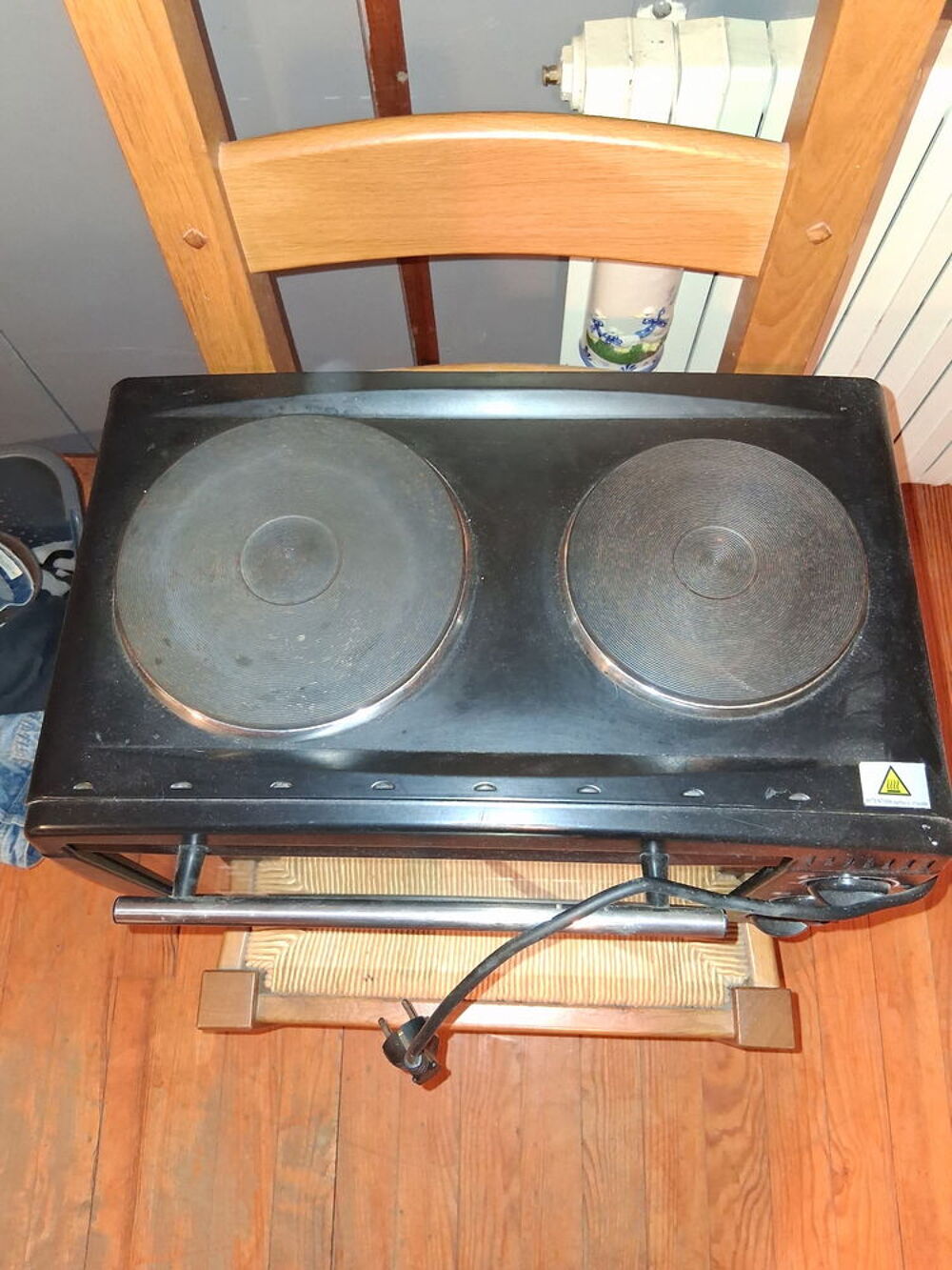Four &eacute;lectrique avec ses plaques de cuisson int&eacute;gr&eacute;es Electroménager