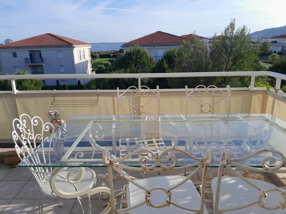 Table en fer forg&eacute; avec 6 chaises Meubles