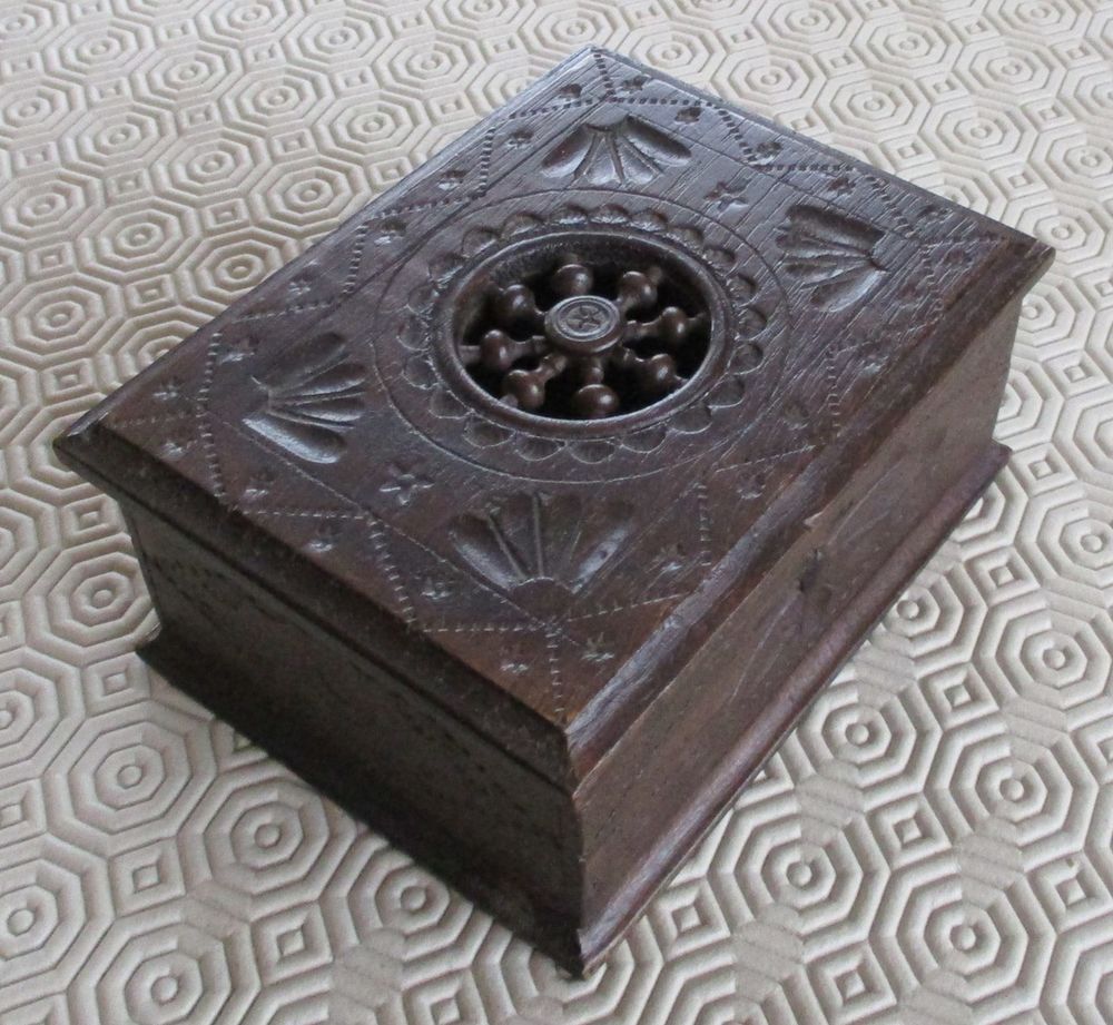 coffret ancien bois sculpt&eacute; Décoration