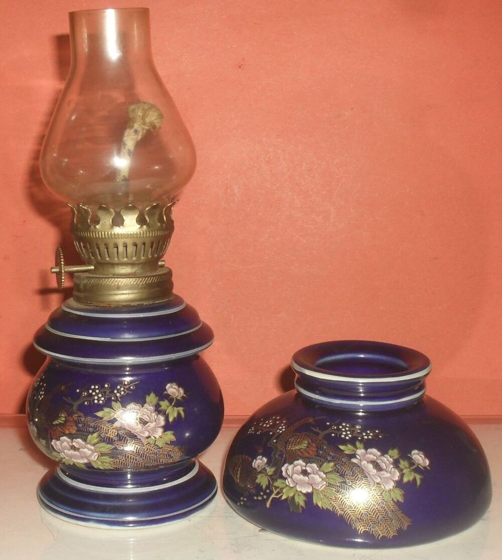 Tr&egrave;s jolie et originale Lampe &agrave; p&eacute;trole ancienne. Décoration