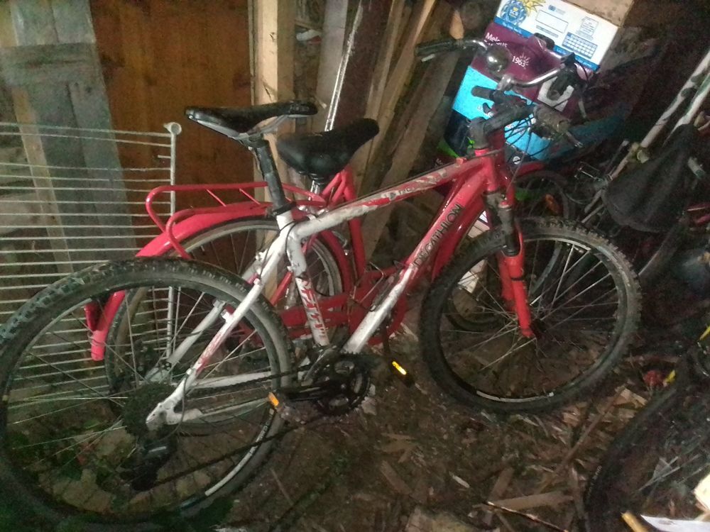 v&eacute;lo d'occasion anciens peugeots pliables collector blancs &agrave; chaque fois vitesses freins garde boue lumi&egrave;res pneus ok v&eacute;rifi&eacute;s 60&amp;euro; avec l'autre gris 100&amp;euro; demi courses &agrave; Chaumont l'event&eacute; 14230 sud baye Vélos