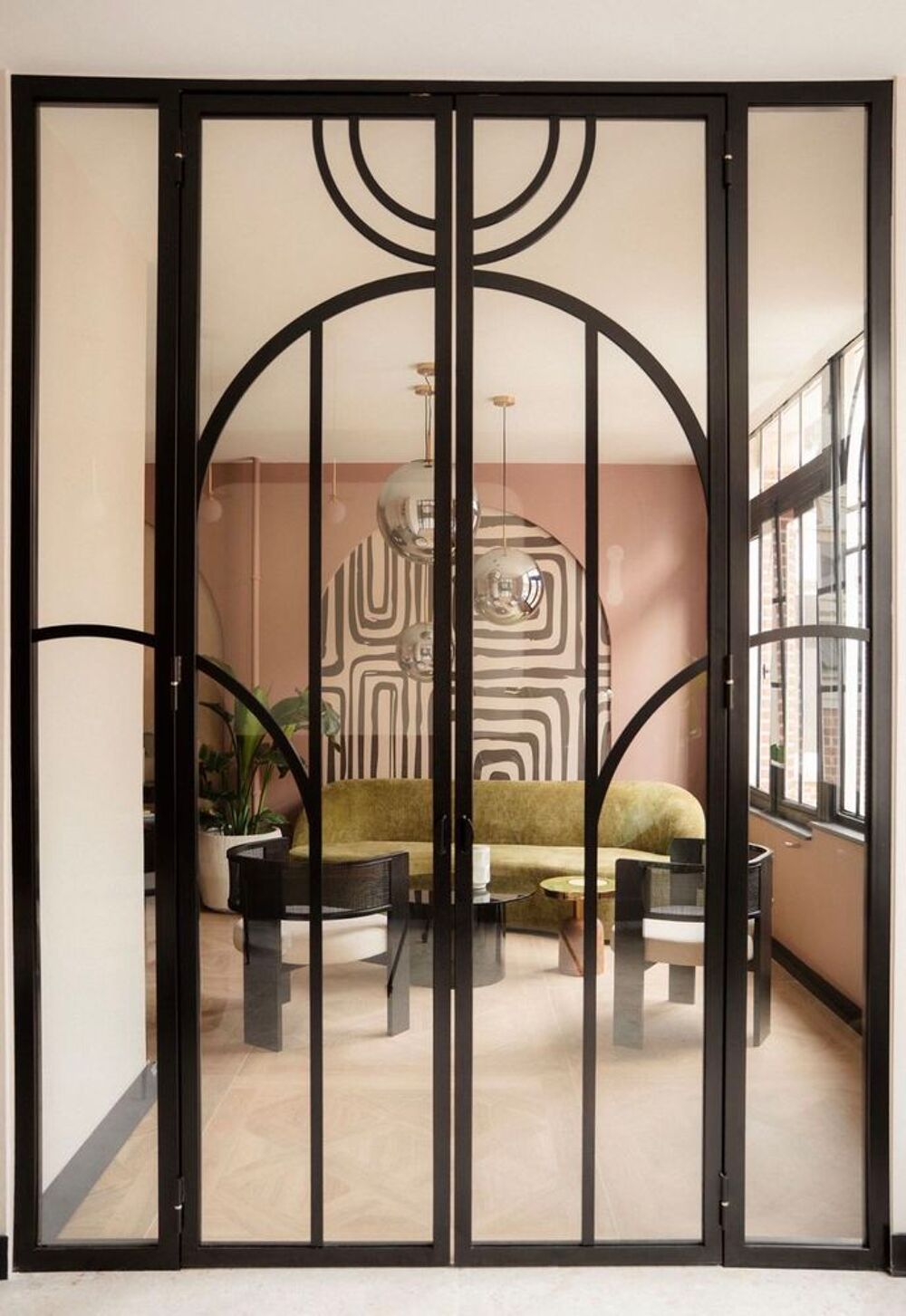 Verri&egrave;re d&eacute;corative sur mesure en aluminium noir et verre de s&eacute;curit&eacute;. Décoration