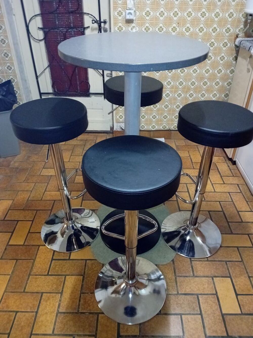 Table haute plus ses quatres tabourets. Meubles