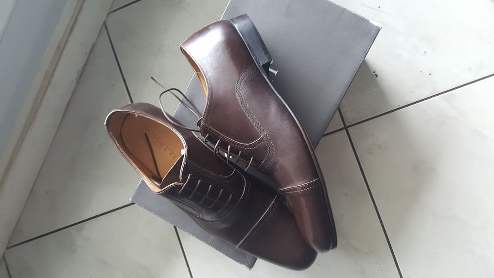 Chaussure neuve bossetti cuir taille 40. Chaussures