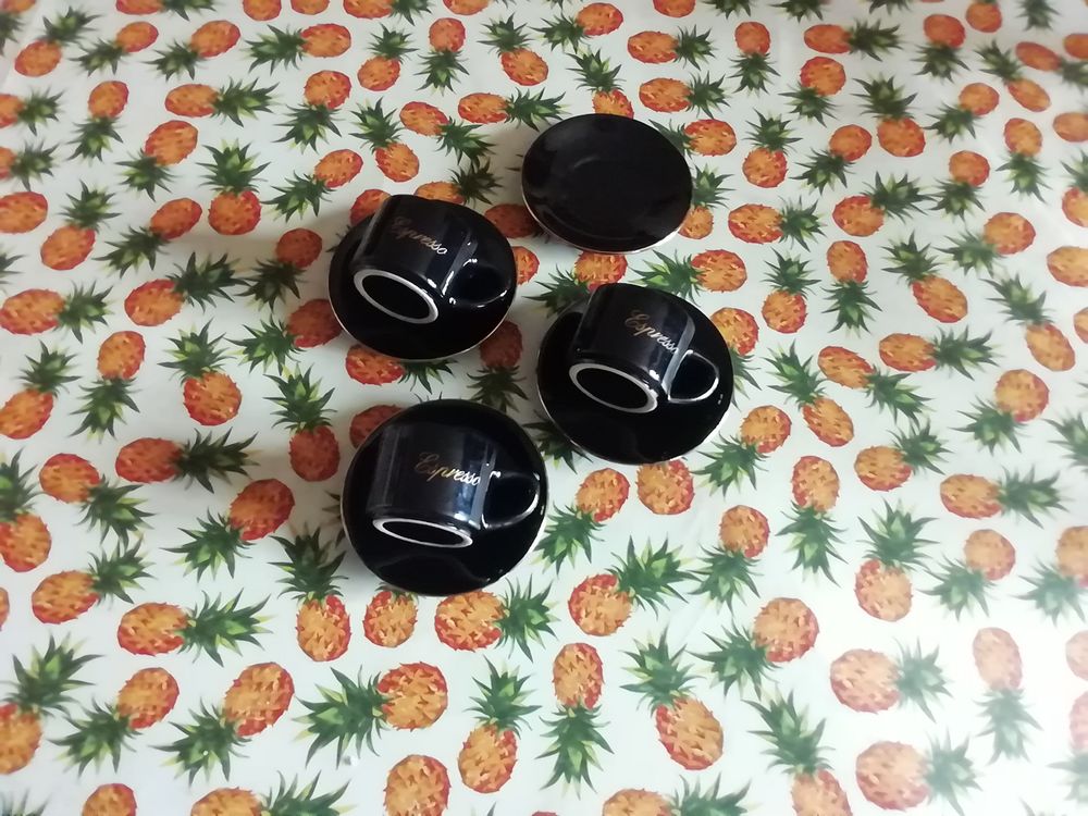 Tasses noires sign&eacute;es EXPRESSO avec liserai OR Cuisine