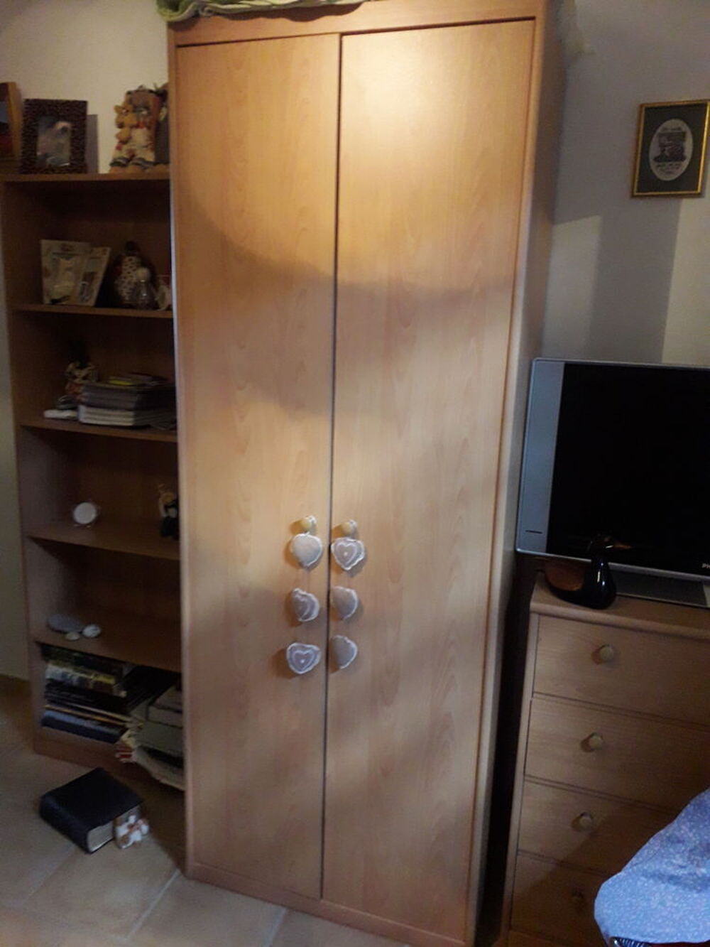 armoire avec penderie et 2 &eacute;tag&egrave;res en placage pin . Meubles