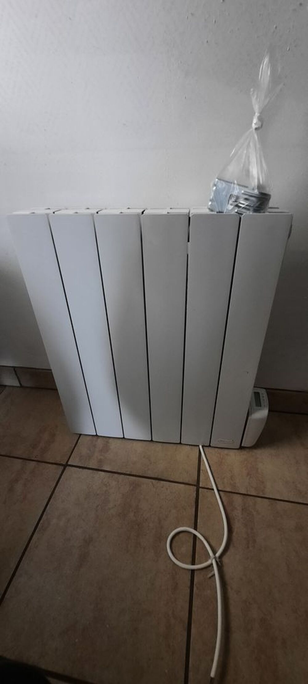 Radiateurs &eacute;lectriques vertical blanc avec kit de montage Electroménager