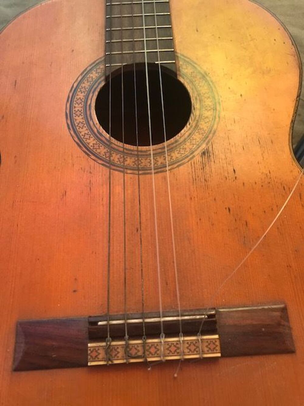 Guitare classique ancienne &agrave; restaurer Instruments de musique