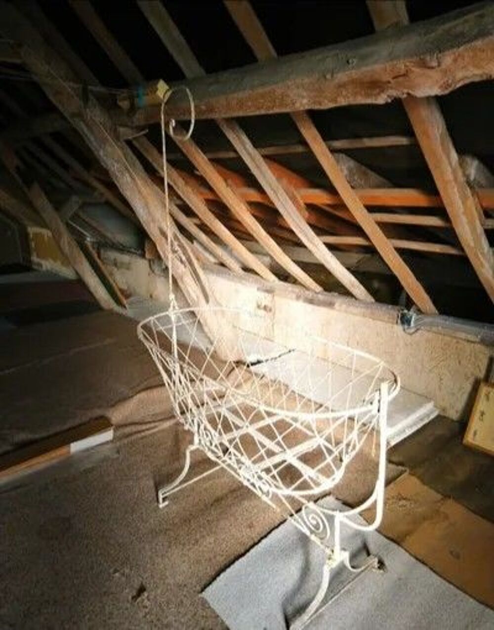 Berceau ancien en fer forg&eacute; blanc 
Mobilier enfants