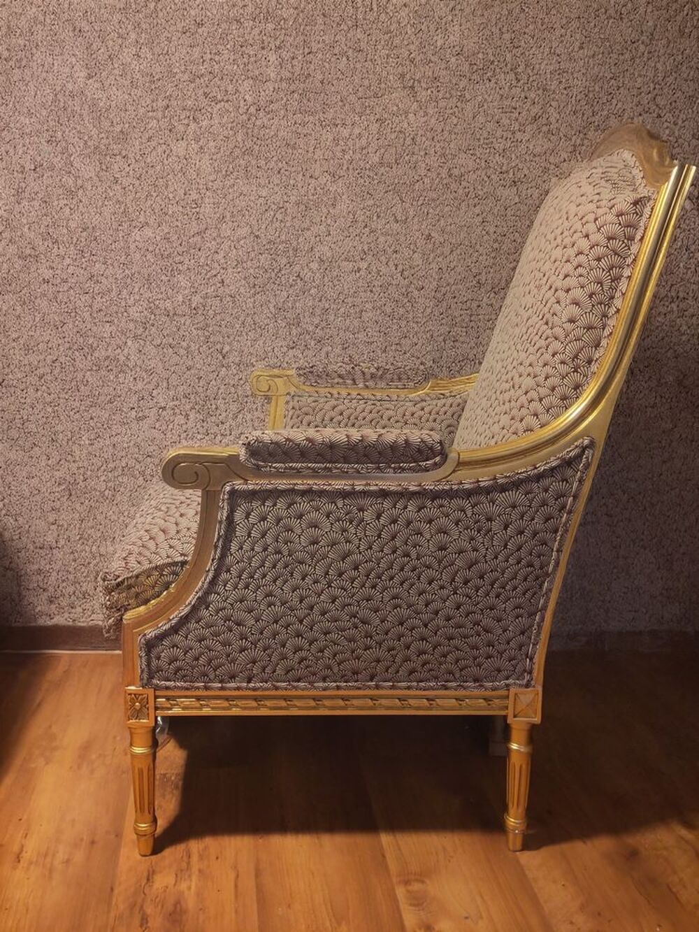 Fauteuil de style Louis XVI dor&eacute; &agrave; la feuille d'argent Meubles