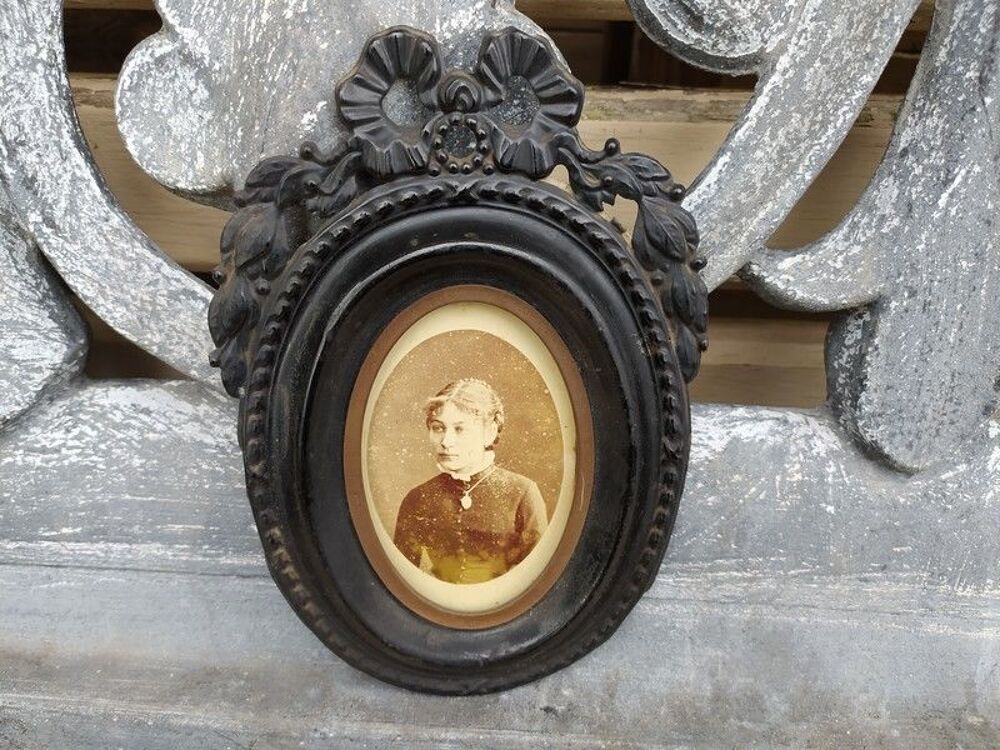 Cadre Photo Ovale XIX&egrave;me M&eacute;tal Repouss&eacute; Ruban et Laurier Décoration
