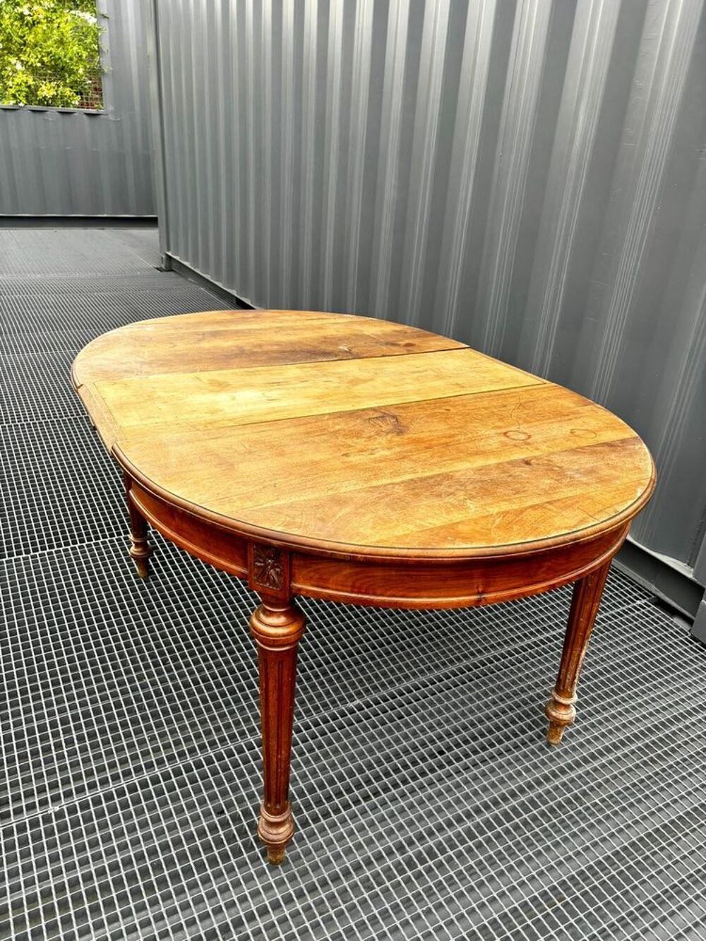 Table ancienne en bois massif , mod&egrave;le rare style Louis XVI Meubles