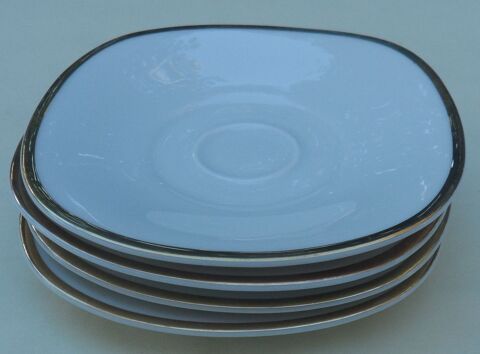 4 soutasses blanches en porcelaine de Bavière 5 Castries (34)