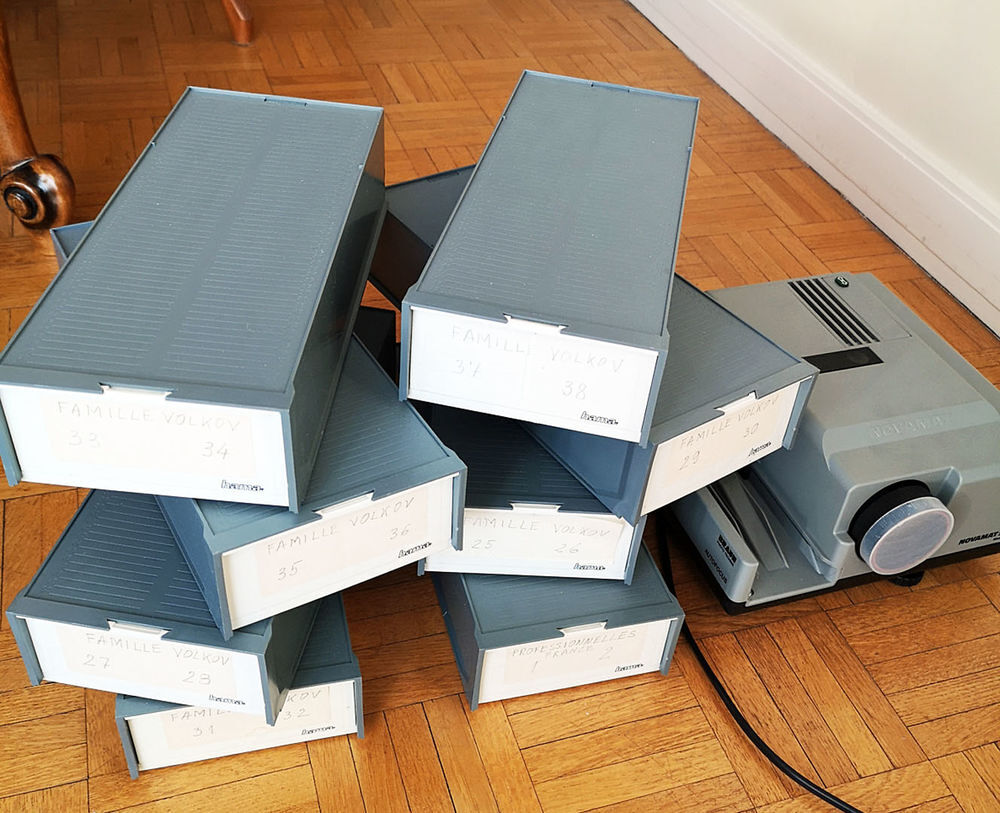 Projecteur + &eacute;cran + 60 paniers + 30 bo&icirc;tes de rangement Photos/Video/TV