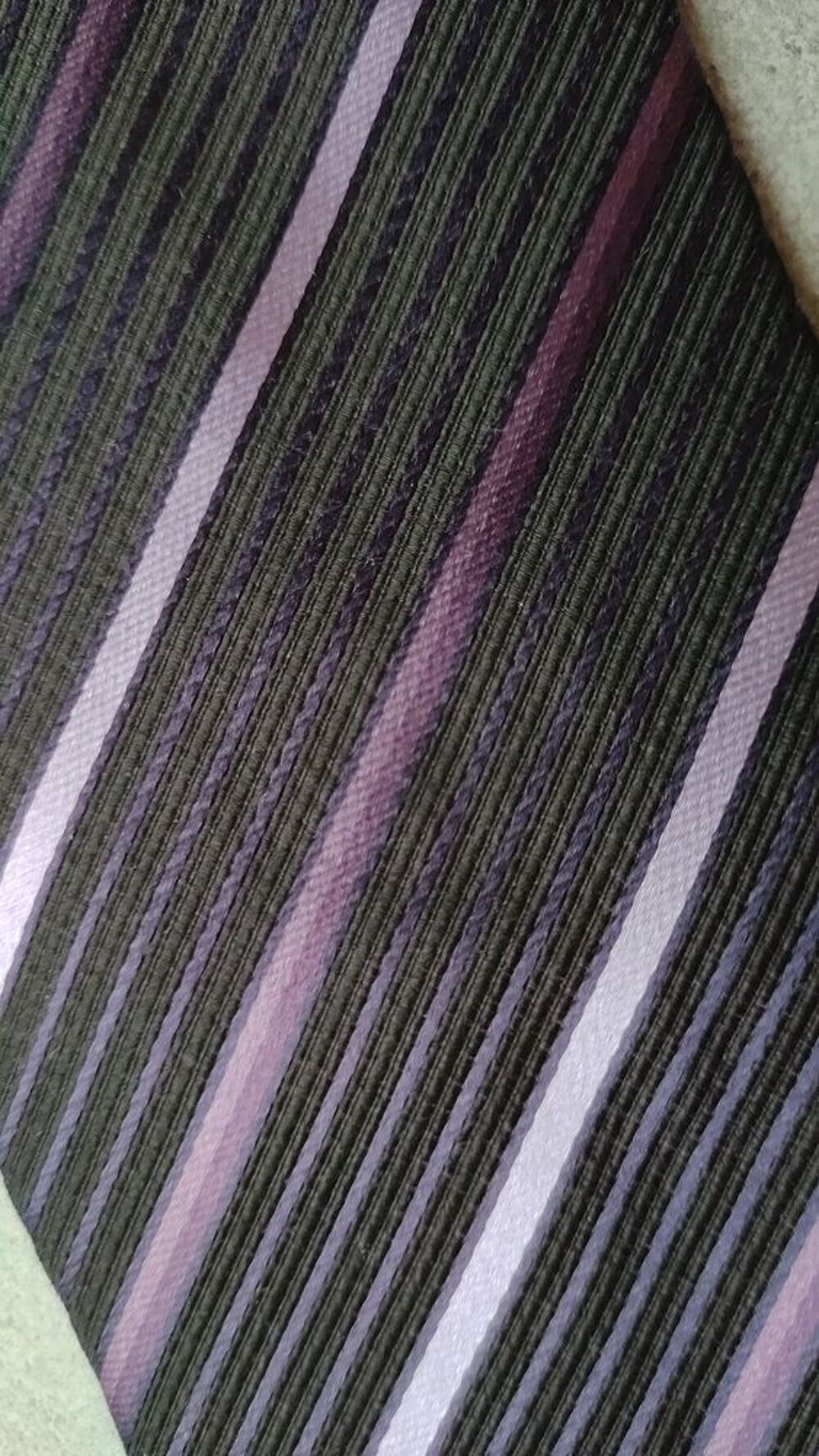 Cravate Brice 100% Soie - Noire &agrave; Rayures Mauves &amp; Violettes Vêtements