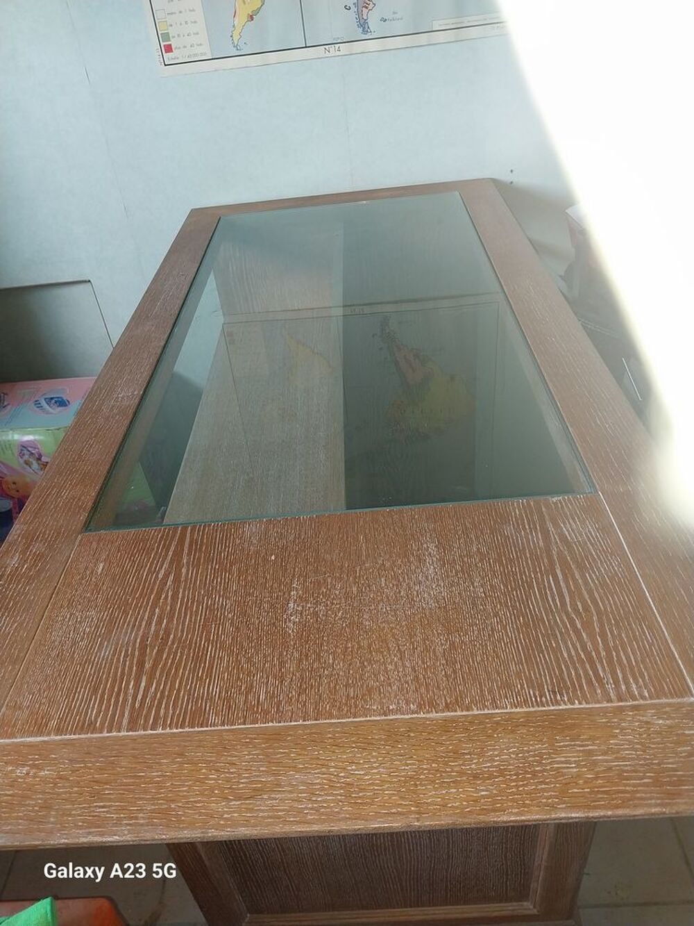 Vitrine en bois avec plateau en verre Meubles