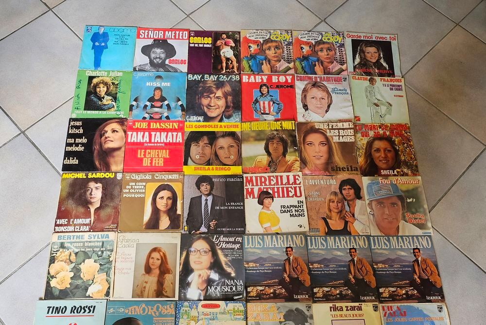 52 disques vinyle 45 tours CD et vinyles