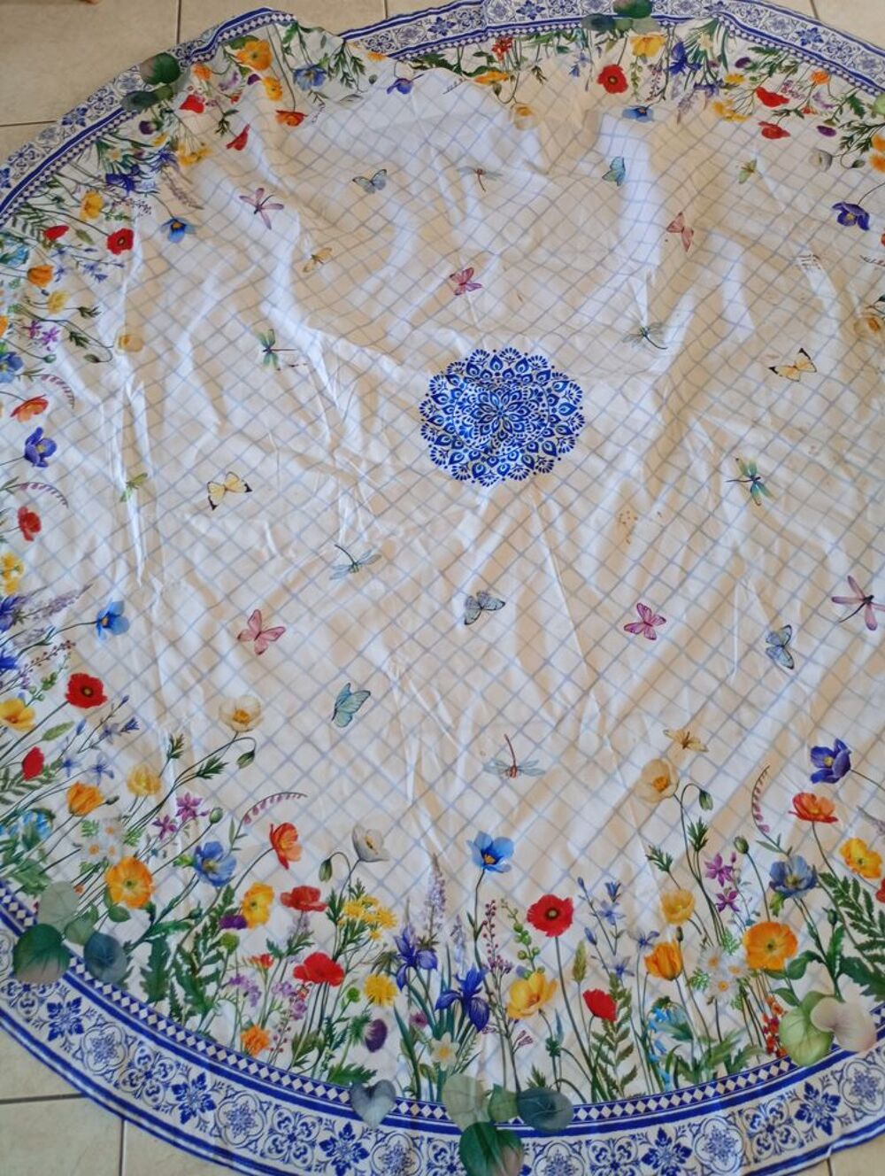 Nappe en tissue ronde tr&egrave;s bon &eacute;tat Décoration
