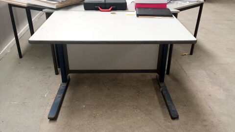 Bureau avec ouverture sur plateau pour fils de PC
120 Tours (37)