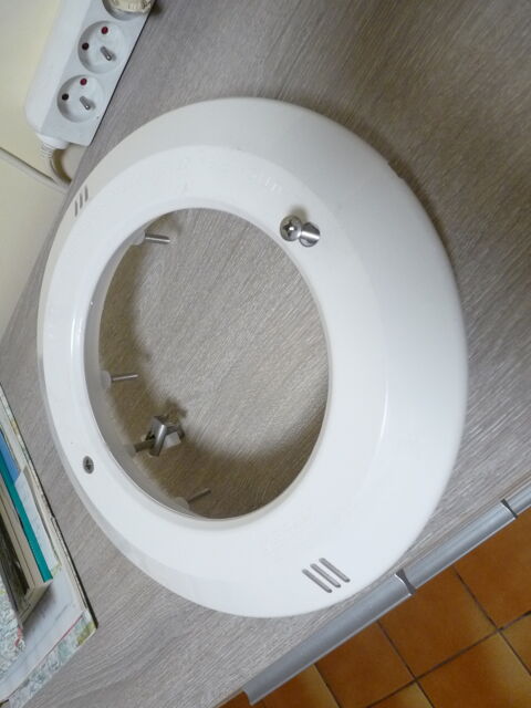 Enjoliveur de hublot lumineux piscine Gourdon (46)