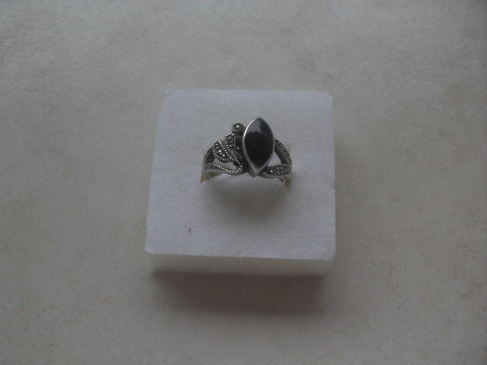 Bague en argent avec pierre Bijoux et montres
