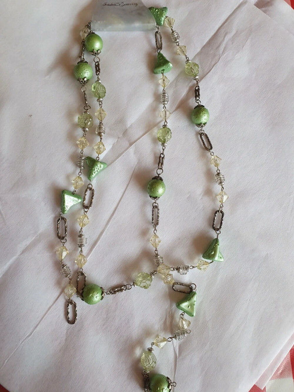 Collier fantaisie vert et gris 
Bijoux et montres