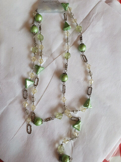 Collier fantaisie vert et gris 
2 Aubvillers (80)