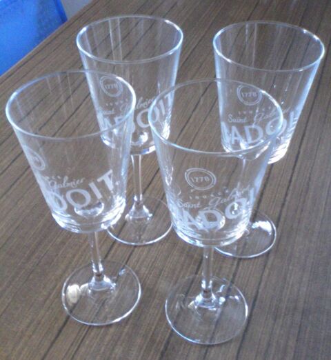 Lot de 4 verres  pied Badoit NEUF
7 Aubin (12)