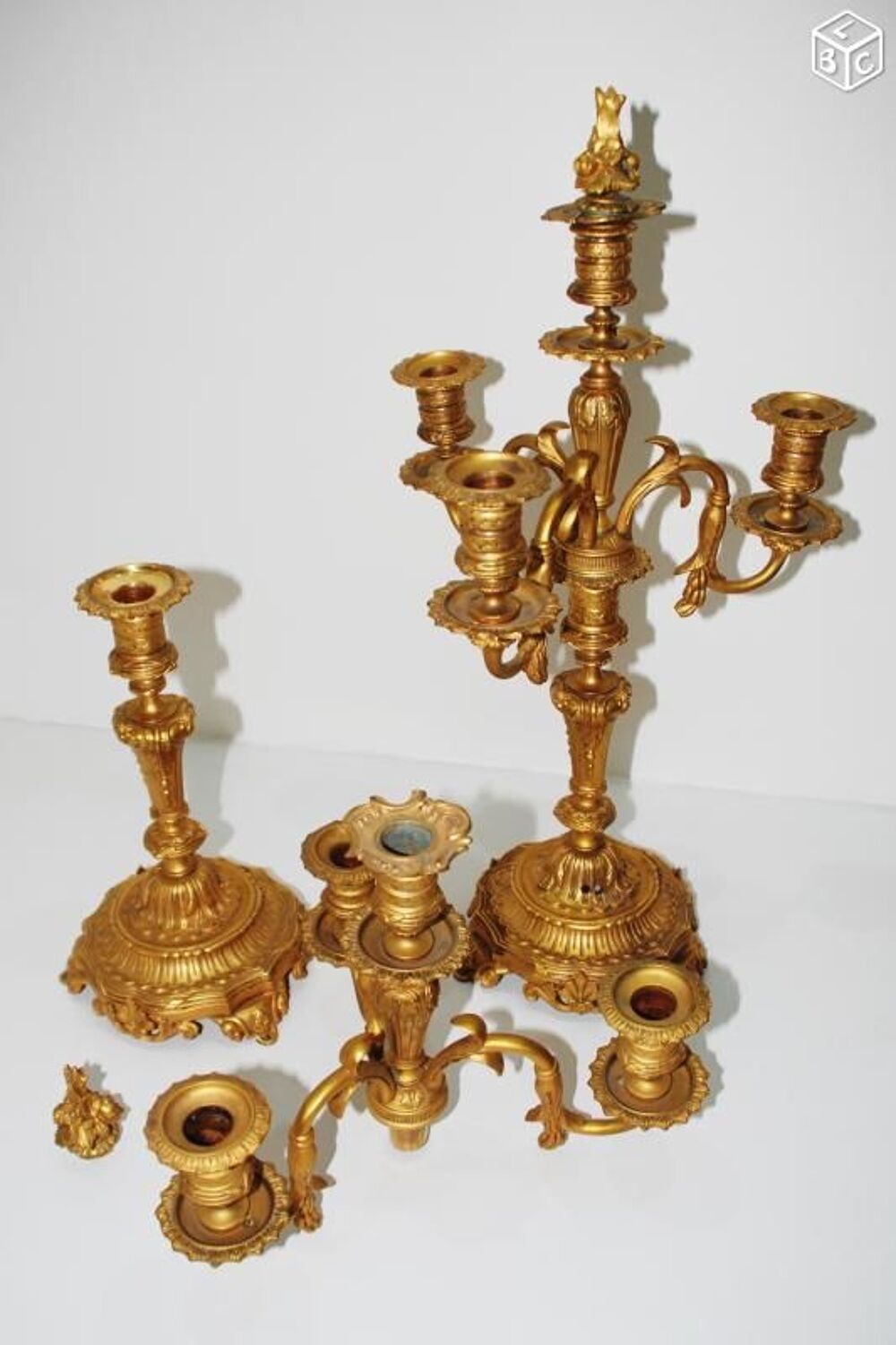 Paire de cand&eacute;labres LOUIS XVI en bronze dor&eacute; Décoration