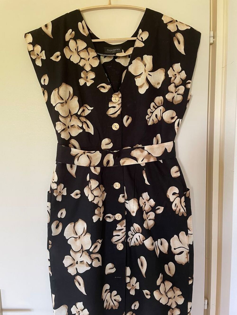 Jolie Robe d'&eacute;t&eacute; Tissu &agrave; fleurs Noir &amp; Beige marque Gard&eacute;nia Vêtements