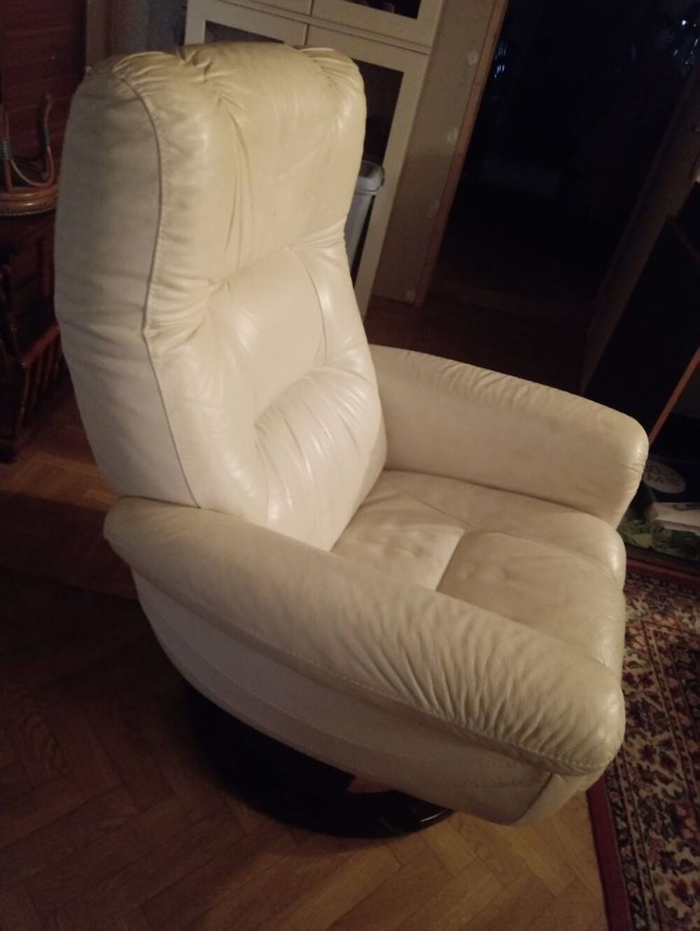 Fauteuil relax cuir avec repose pieds de couleur cr&egrave;me Meubles