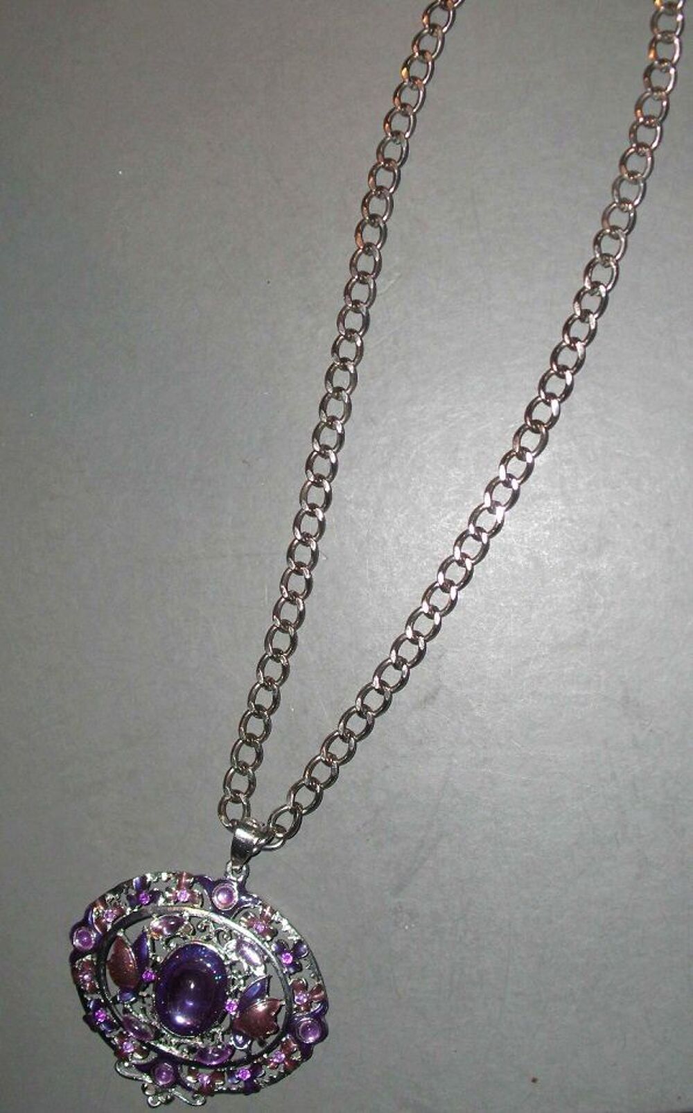 Collier pendentif imposant style "Coco" Bijoux et montres