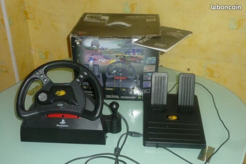 Volant et p&eacute;dalier Play station Consoles et jeux vidéos