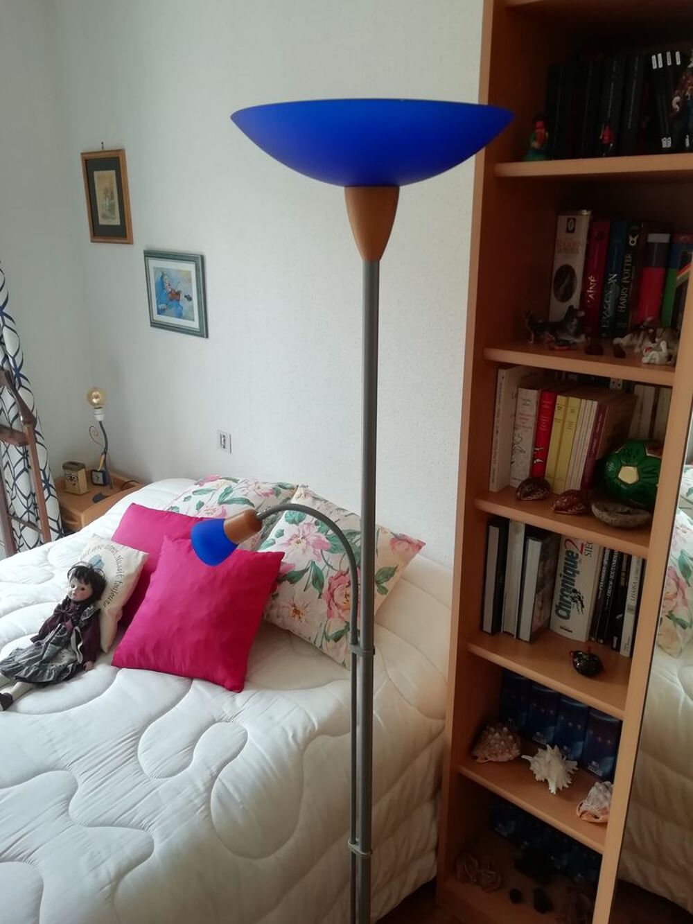 lampadaire design gris sur pied globe bleu Décoration