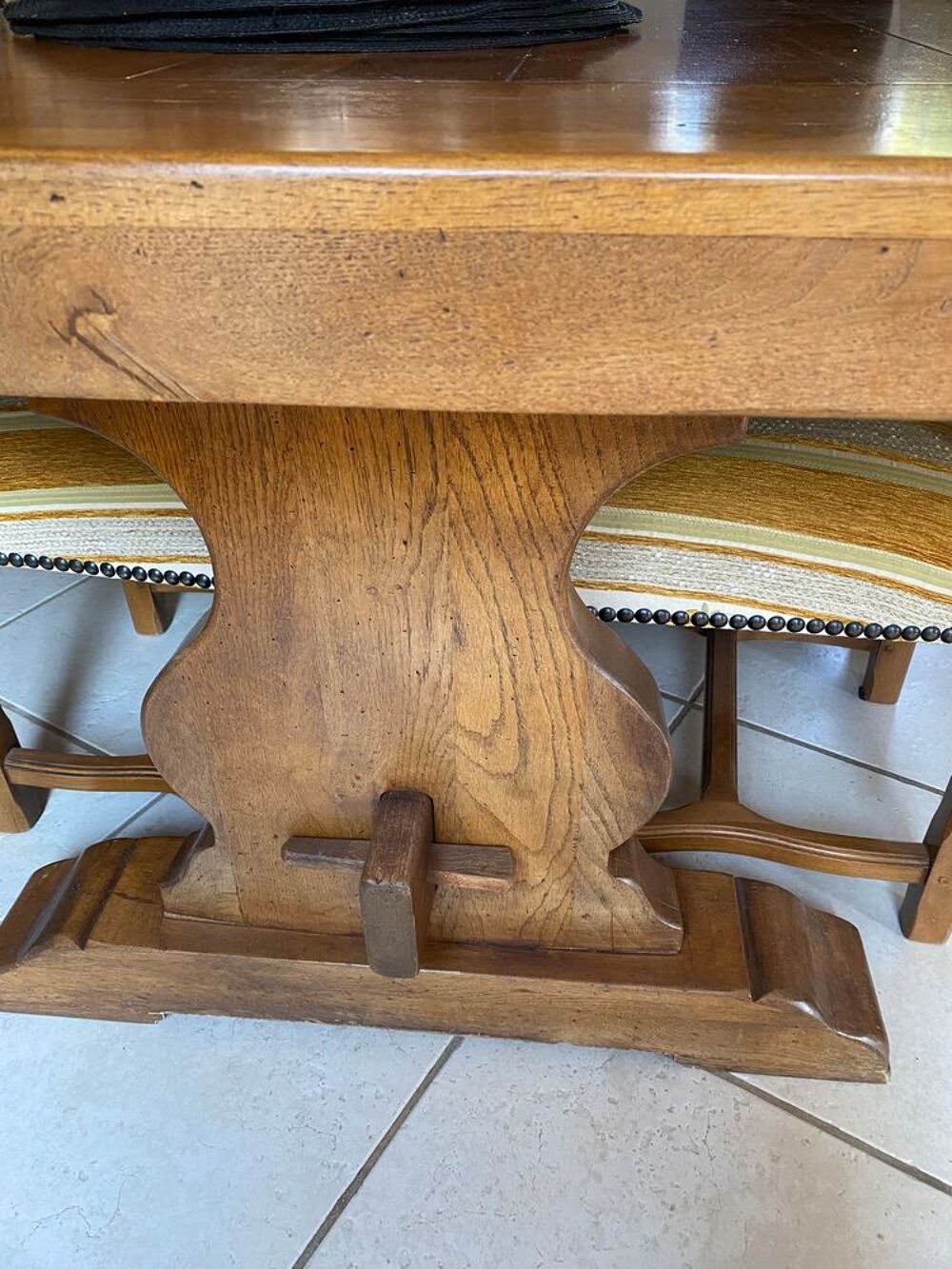Table monast&egrave;re + 6 chaises style Louis XIII Meubles