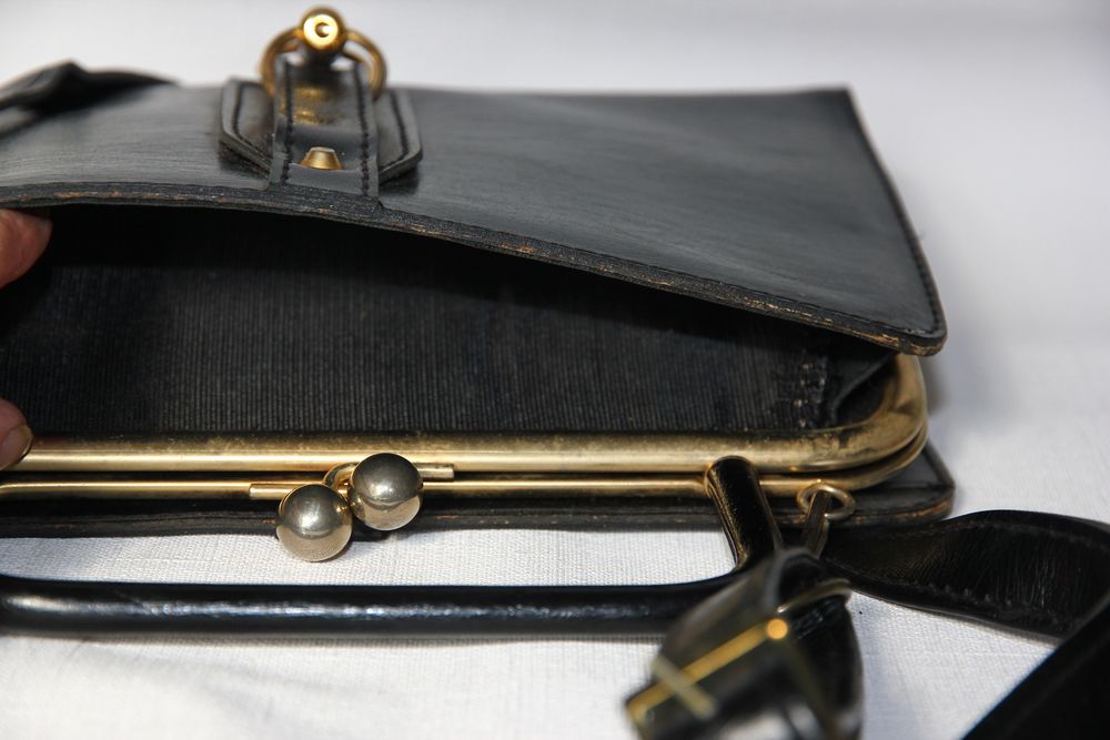 El&eacute;gant sac noir vintage en cuir v&eacute;ritable. style 60/70 Maroquinerie
