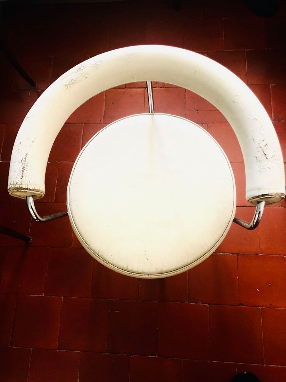 Une s&eacute;rie de 4 fauteuils LC7 Le Corbusier Meubles