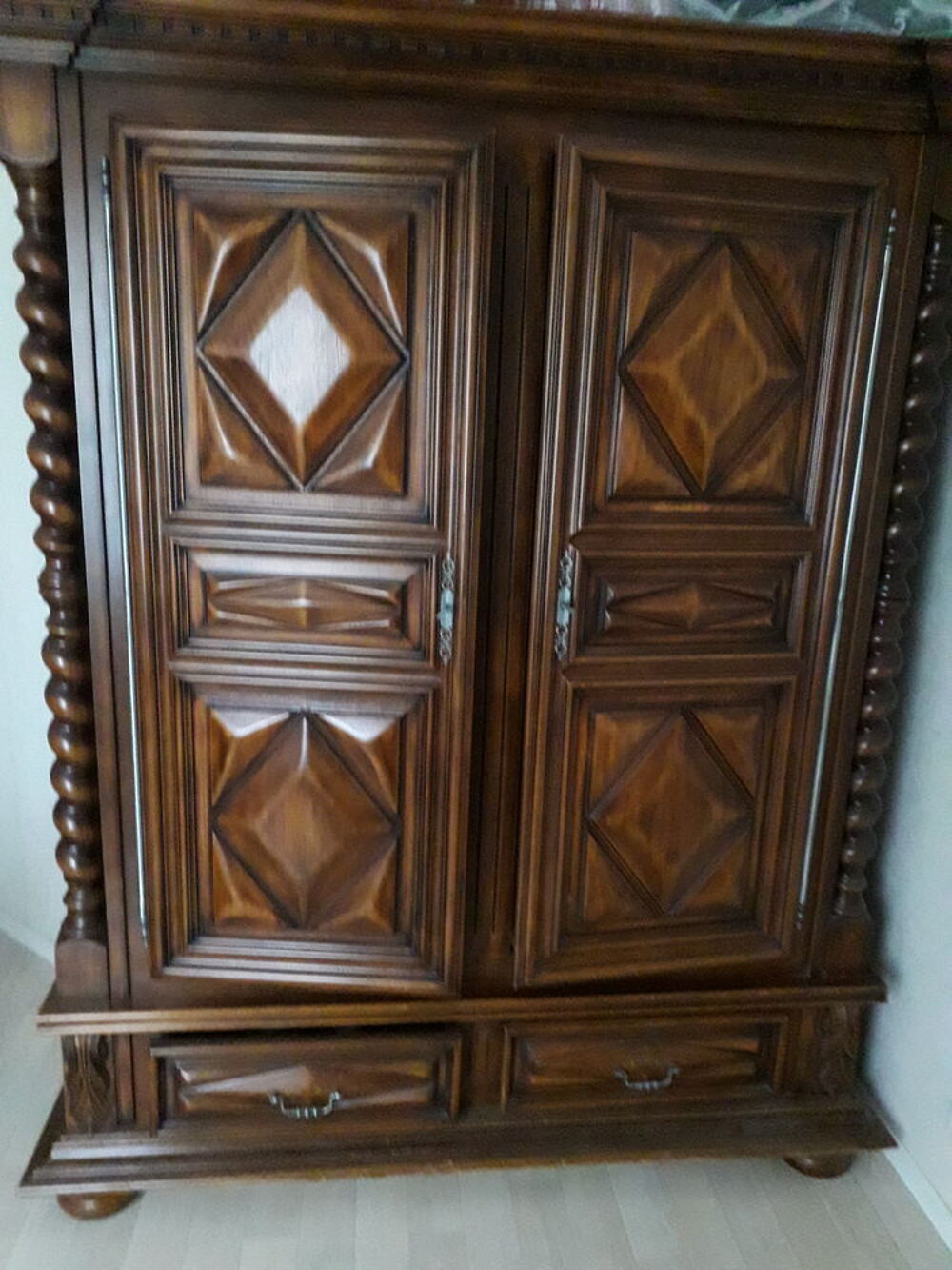 Armoire style Louis XIII avec un chevet Meubles