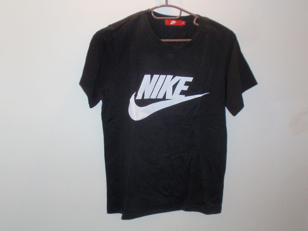 T-shirt Nike noir Mixte taille S neuf. Vtements