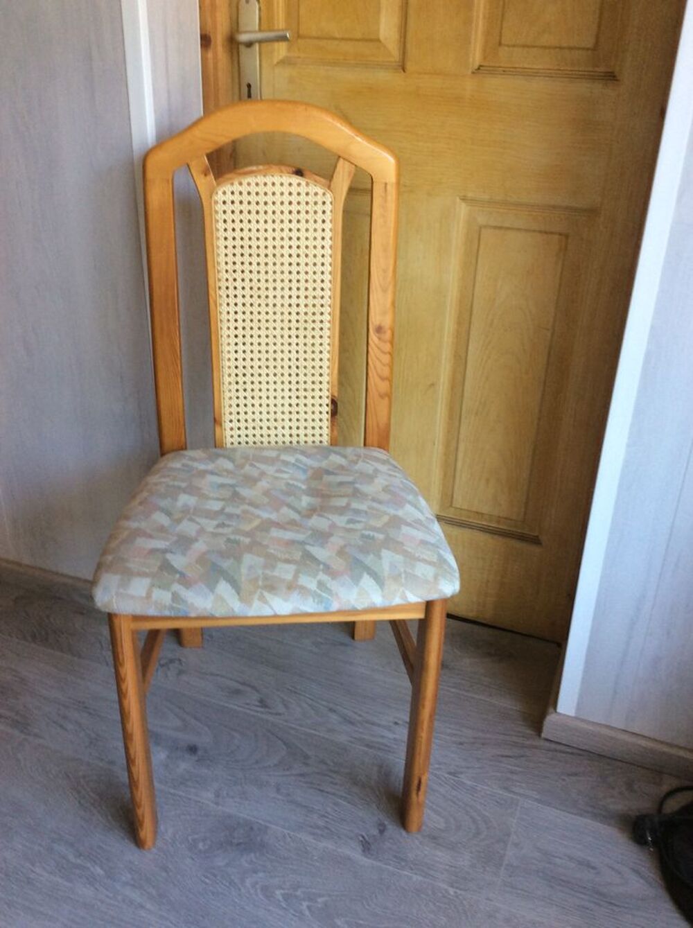 6 chaises en pin assise en tissu dossier cann&eacute; Meubles