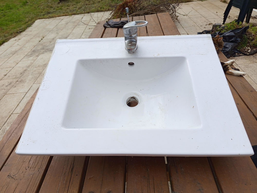 Vasque &eacute;quip&eacute;e pour salle d'eau Bricolage