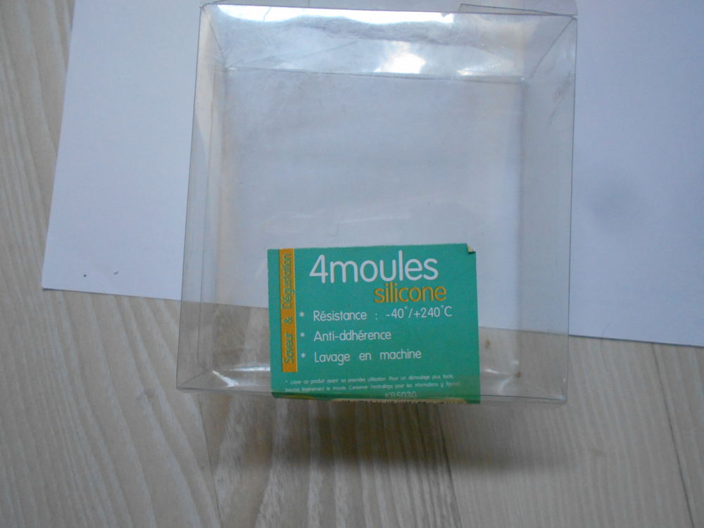 4 petits moules en silicone neuf Cuisine