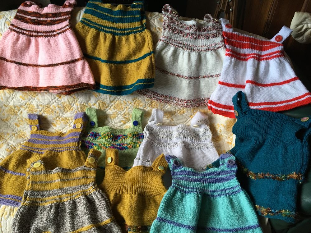 Jolies petites robes chasubles diff&eacute;rentes coloris Vêtements enfants
