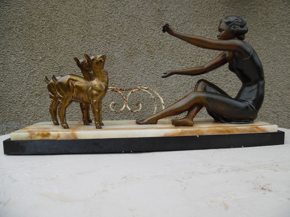sculture art d&eacute;co femme aux biche. 