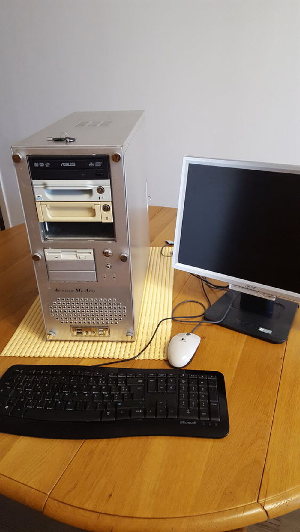 PC TOUR ALU, ECRAN, CLAVIER &amp; SOURIS
Matériel informatique
