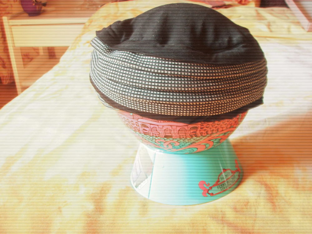 7 bonnets ( dont un bandanSaisissez le titre de votre objet. Maroquinerie