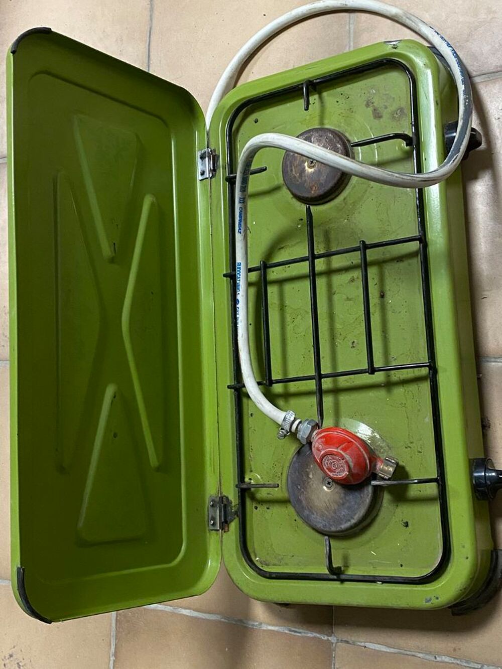 r&eacute;chaud de camping 2 feux comprenant tuyau et detendeur plus une charge de gaz de 13 kg vide Electrom�nager